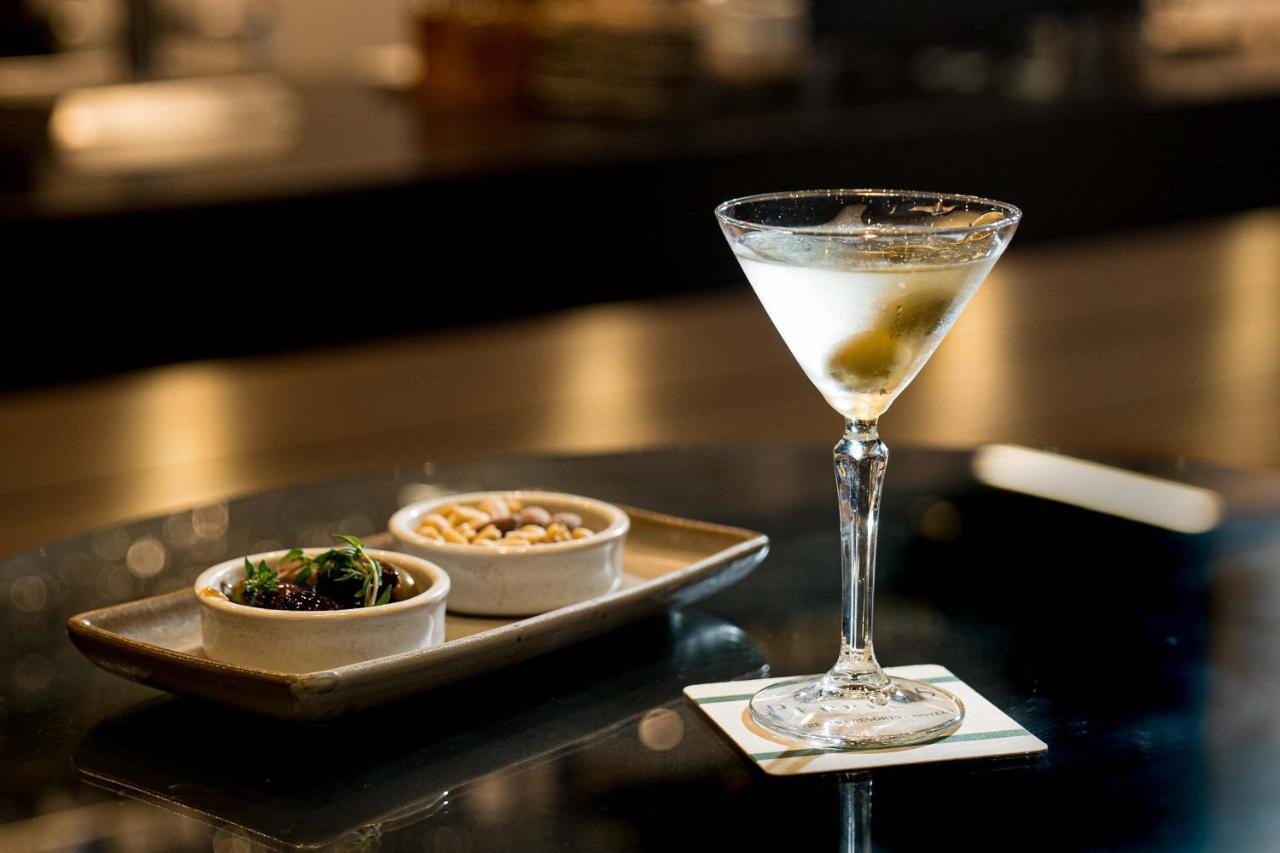 Peppers Waymouth Hotel Аделейд Екстериор снимка A Vesper cocktail